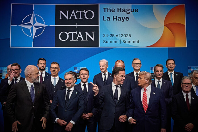 Lauter freundliche Gesichter: Die Staats- und Regierungschefs beim NATO-Gipfel in Den Haag.