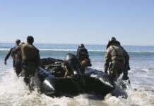 Eine klassische Raider-Mission: Mitglieder von MARSOC und der U.S. Army Special Forces samt Diensthund bei einer Übung mit Schlauchboot.