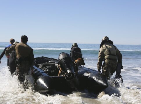Eine klassische Raider-Mission: Mitglieder von MARSOC und der U.S. Army Special Forces samt Diensthund bei einer Übung mit Schlauchboot.