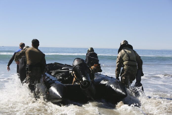 Eine klassische Raider-Mission: Mitglieder von MARSOC und der U.S. Army Special Forces samt Diensthund bei einer Übung mit Schlauchboot.