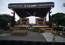 Vorbeimarsch von Truppen an der Regierungstribüne während der Militärparade zum Jubiläum der U.S. Army.