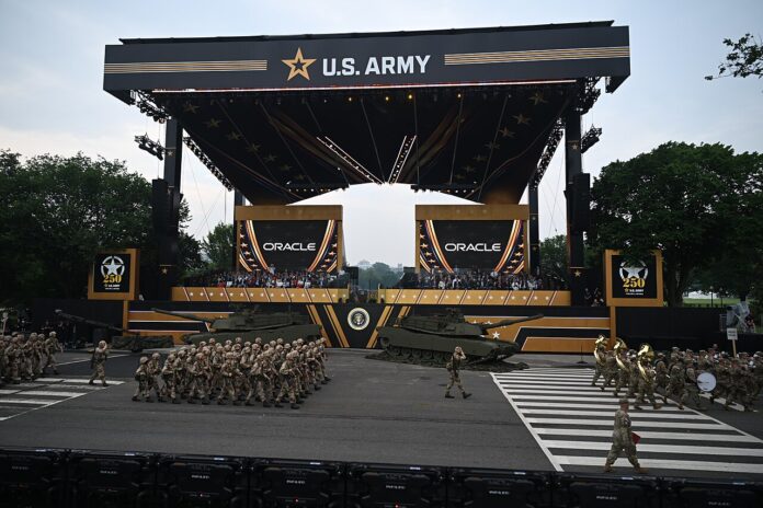 Vorbeimarsch von Truppen an der Regierungstribüne während der Militärparade zum Jubiläum der U.S. Army.