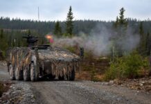 Ein GTK Boxer vom Jägerbataillon 91 übt das Schießen mit der FLW (Fernbedienbare Leichte Waffenstation) im Rahmen der NATO-Großübung Trident Juncture 2018 auf dem Truppenübungsplatz in Rena/Norwegen.