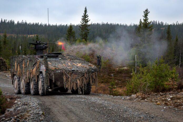 Ein GTK Boxer vom Jägerbataillon 91 übt das Schießen mit der FLW (Fernbedienbare Leichte Waffenstation) im Rahmen der NATO-Großübung Trident Juncture 2018 auf dem Truppenübungsplatz in Rena/Norwegen.