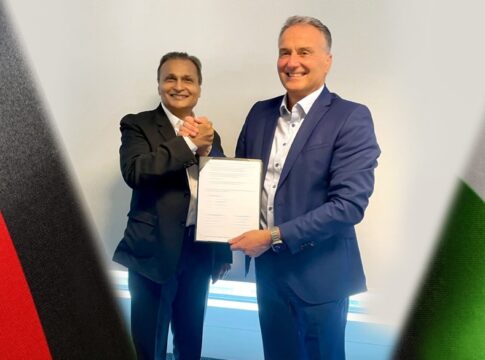 Helmut Rauch, CEO von Diehl Defence (r.), und Anil D. Ambani, Gründer der Reliance Group.