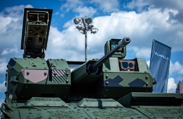 UAV- und Flugabwehr: 25- und 30-mm-Türme überzeugen 8 Der Mangart 30-Turm. Gut zu erkennen sind die beiden Optiken für Kommandant und Richtschützen (rechts), die Bushmaster Mk44S-Kanone sowie den Dual-Launcher von Rheinmetall für Panzerabwehrraketen – hier konkret die Spike LR2. In Zukunft könnte an dieser Position auch der Launcher für UAVs platziert werden.