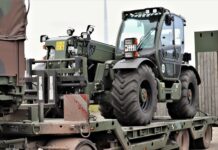 Feldumschlaggerät FUG 4t (Manitou MHT 950 L) auf Tiefladeanhänger.