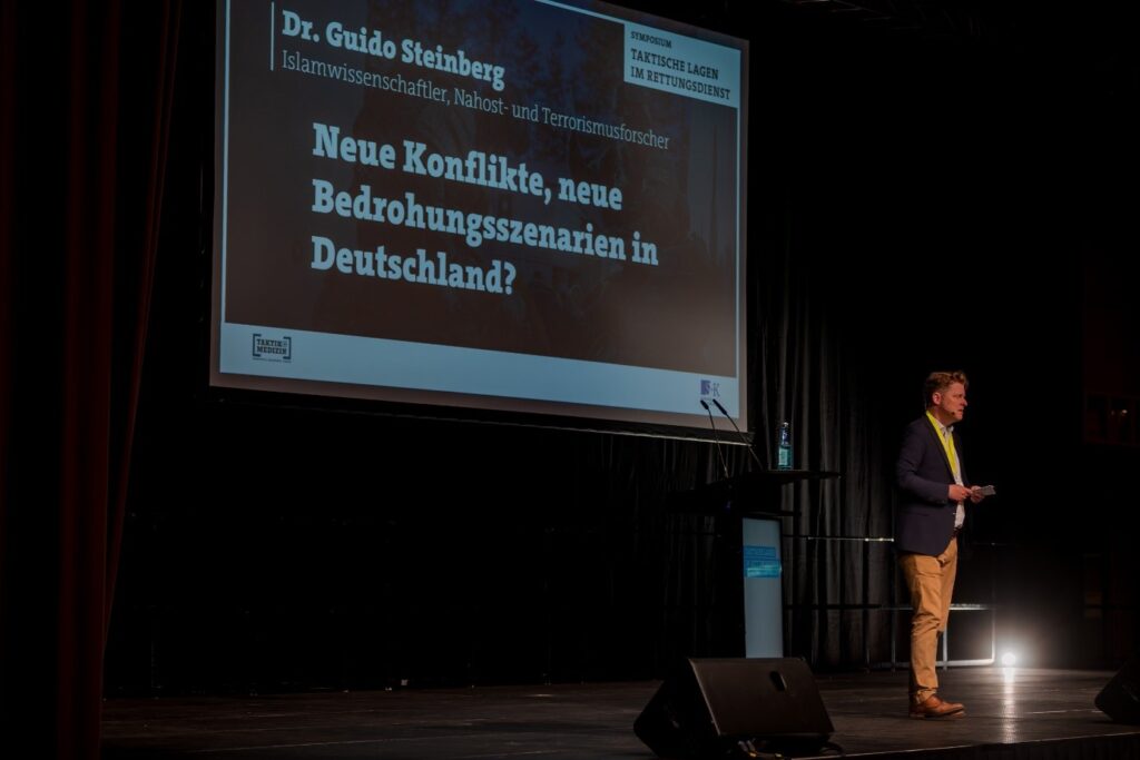 Rettungsdienste diskutieren Verteidigungsfall und Gewalt 10 Verschiedene Vorträge vermitteln den Rettungskräften das Grundwissen.
