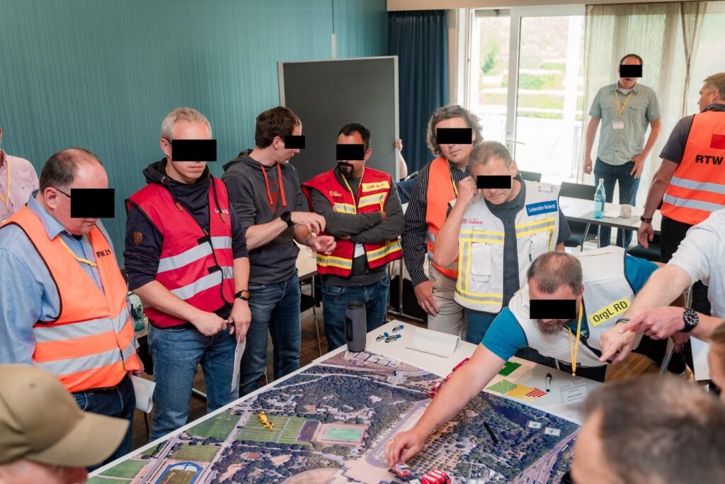 Rettungsdienste diskutieren Verteidigungsfall und Gewalt 11 „Planspiele“ verbessern die Zusammenarbeit der verschiedenen Blaulichtorganisationen.