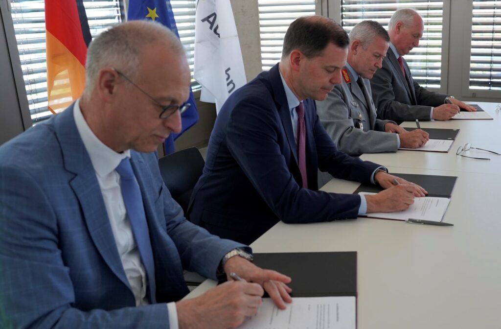 Vereinbarung für Bw-Schwertransporte mit Autobahn GmbH 2 Vertragsunterzeichnung durch (v. l.) Dirk Brandenburger (Die Autobahn GmbH - Technischer Geschäftsführer), Dr. Michael Günter (Die Autobahn GmbH - Vorsitzender der Geschäftsführung), Generalleutnant André Bodemann (Stellvertreter des Befehlshabers des Operativen Führungskommandos der Bundeswehr), Prof. Dr. Roland Börger (Präsident des Bundesamtes für Infrastruktur, Umweltschutz und Dienstleistungen der Bundeswehr).