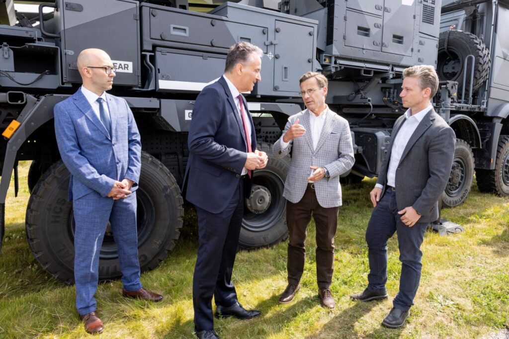 Der schwedische Verteidigungsminister Pål Jonson, Ministerpräsident Ulf Kristersson und Diehl Defence CEO Helmut Rauch (v. r.) bei der Vertragsunterzeichnung. 