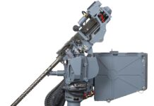 Das EMGS, hier mit M3M beziehungsweise GAU-21/A im Kaliber .50, kann sowohl vom Doorgunner als auch vorwärts gerichtet von der Cockpitbesatzung bedient werden.