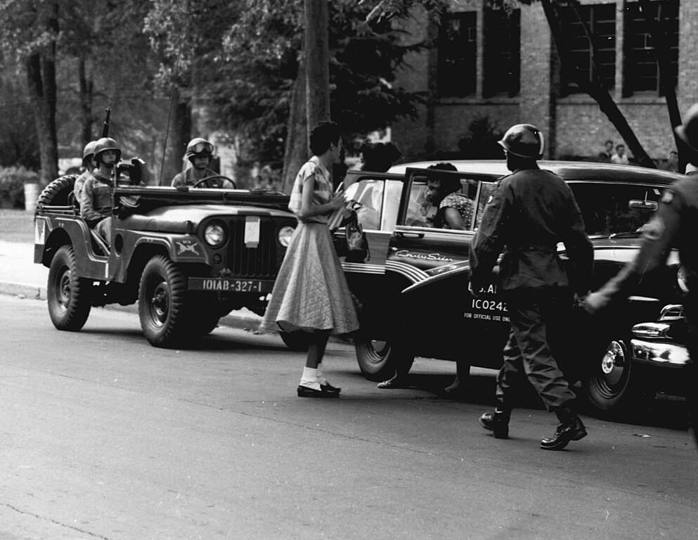 US-Einsatz im Innern: Insurrection Act und Posse Comitatus 9 Fallschirmjäger der 101st Airborne Division eskortieren 1957 schwarze Schüler zum Unterricht an der Central High School in Little Rock, Arkansas.