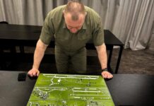 Dieses ukrainische Propagandabild soll den Chef des Geheimdienstes SBU, Wassyl Maljuk, bei der Planung der Operation Spinnennetz zeigen.