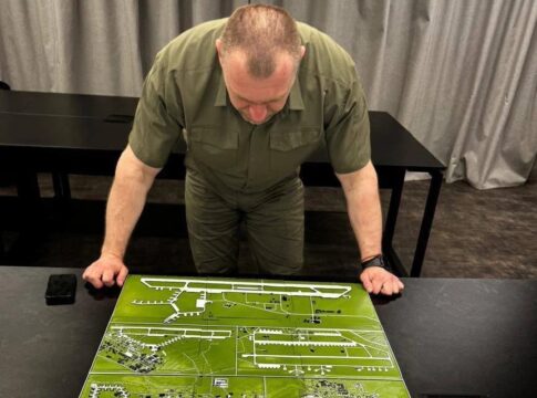 Dieses ukrainische Propagandabild soll den Chef des Geheimdienstes SBU, Wassyl Maljuk, bei der Planung der Operation Spinnennetz zeigen.