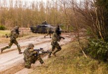 Soldaten eines niederländischen Panzergrenadierbataillons mit dem Schützenpanzer CV9035NL. (Foto: Niederländisches Verteidigungsministerium)