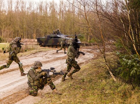 Neues Panzergrenadierbataillon für das niederländische Heer 8 Soldaten eines niederländischen Panzergrenadierbataillons mit dem Schützenpanzer CV9035NL. (Foto: Niederländisches Verteidigungsministerium)