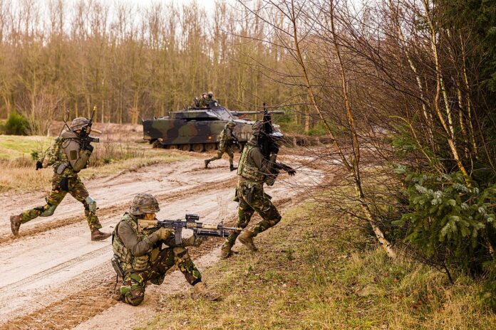 Soldaten eines niederländischen Panzergrenadierbataillons mit dem Schützenpanzer CV9035NL. (Foto: Niederländisches Verteidigungsministerium)