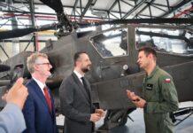 Der polnische Verteidigungsminister Władysław Kosiniak-Kamysz, (m.) bei der Übergabezeremonie für die ersten geleasten AH-64D zu Ausbildungszwecken in Polen.