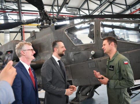 Der polnische Verteidigungsminister Władysław Kosiniak-Kamysz, (m.) bei der Übergabezeremonie für die ersten Apache-Kampfhubschrauber.
