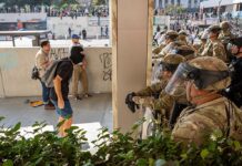 Protestierer und Angehörige der Nationalgarde in Los Angeles.