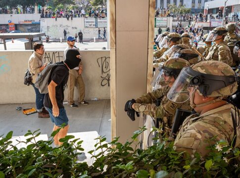 Protestierer und Angehörige der Nationalgarde in Los Angeles.