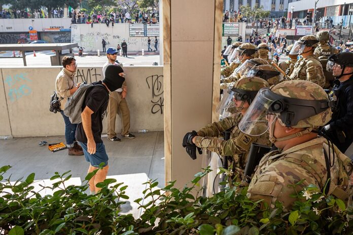 Protestierer und Angehörige der Nationalgarde in Los Angeles.