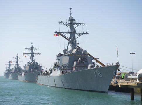 Spanien kann sich die Ablehnung des NATO-Ziels wegen seiner Bedeutung für die USA vermutlich leisten: Amerikanische Flugabwehr-Zerstörer im spanischen Marinehafen Rota.