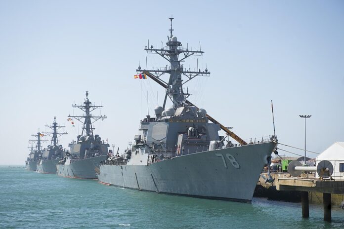 Spanien kann sich die Ablehnung des NATO-Ziels wegen seiner Bedeutung für die USA vermutlich leisten: Amerikanische Flugabwehr-Zerstörer im spanischen Marinehafen Rota.