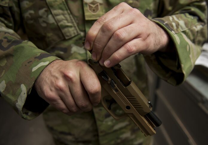 Ein Waffenmeister der U.S. Air Force demonstriert eine Sicherheitsüberprüfung der als M18 eingeführten SIG Sauer P320.