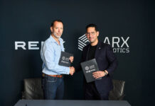 Dr. Alexander Sagel, CEO der RENK Group AG, und Marc Wietfeld, CEO ARX Robotics GmbH, unterzeichneten eine Absichtserklärung zur strategischen Partnerschaft beider Unternehmen. (Foto © Fabian Vogl / ARX Robotics GmbH)