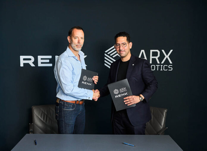 Dr. Alexander Sagel, CEO der RENK Group AG, und Marc Wietfeld, CEO ARX Robotics GmbH, unterzeichneten eine Absichtserklärung zur strategischen Partnerschaft beider Unternehmen. (Foto © Fabian Vogl / ARX Robotics GmbH)