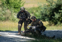 Angriff durch Drohne: Die Kameraden leisten sofort Erste Hilfe für den Verwundeten und versuchen, ihn an einen sicheren Ort zu bringen(Bildrechte: Unterstützungsbereich der Bundeswehr - Presse- und Informationszentrum Fotograf: Patrick Grüterich)