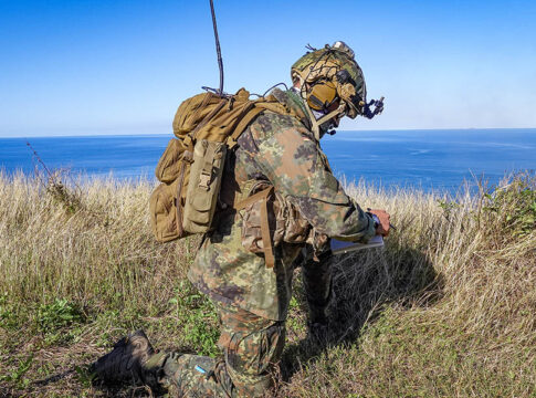 Ein Soldat vom Fallschirmjägerregiment 26 ruft Feuerunterstützung ab. Sein Team koordiniert bei Talisman Sabre 25 das Feuer von Mörsern, Schiffen und von Hubschraubern aus (Foto © Bundeswehr/ Marcus Gierschek)