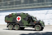 Das neue mittlere geschützte Sanitätskratftfahrzeug von General Dynamics European Landsystems, EAGLE V 6x6 SanKfz während der Informations- und Lehrübung des Sanitätsdienstes der Bundeswehr 2025 in Feldkirchen. (Foto © Bundeswehr/Patrick Grüterich)