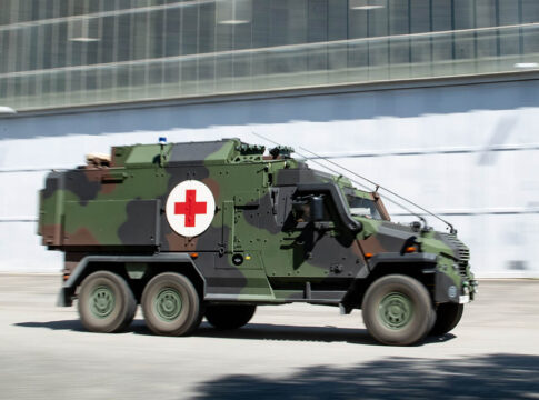 Das neue mittlere geschützte Sanitätskratftfahrzeug von General Dynamics European Landsystems, EAGLE V 6x6 SanKfz während der Informations- und Lehrübung des Sanitätsdienstes der Bundeswehr 2025 in Feldkirchen. (Foto © Bundeswehr/Patrick Grüterich)