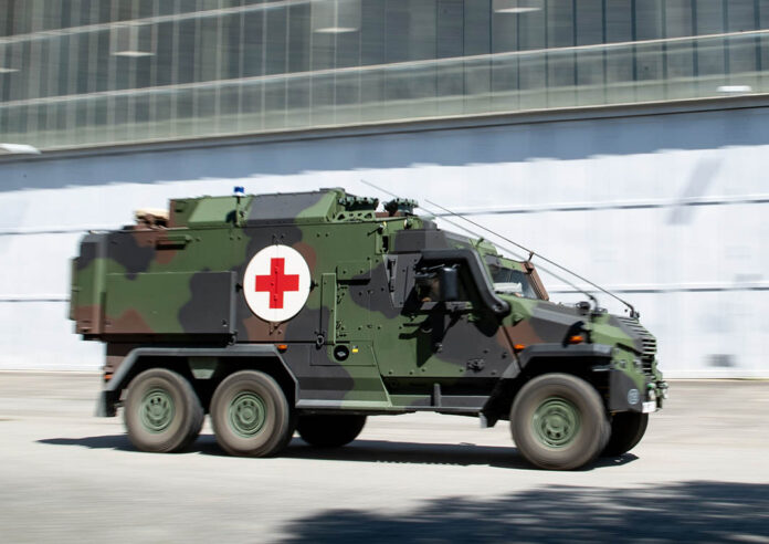 Das neue mittlere geschützte Sanitätskratftfahrzeug von General Dynamics European Landsystems, EAGLE V 6x6 SanKfz während der Informations- und Lehrübung des Sanitätsdienstes der Bundeswehr 2025 in Feldkirchen. (Foto © Bundeswehr/Patrick Grüterich)