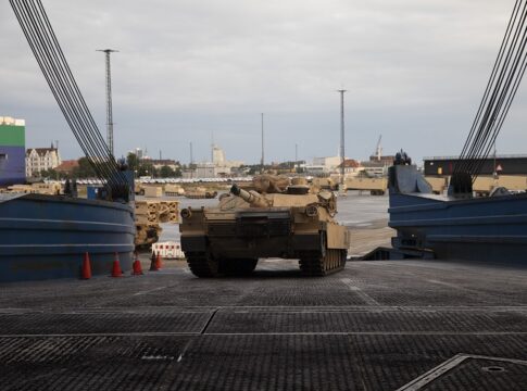 Operation Atlantic Resolve: U.S. Army nennt nächste Rotation 12 Ein Kampfpanzer der amerikanischen 1st Armored Division verlässt als Teil der Operation Atlantic Resolve 2023 in Bremerhaven das Transportschiff.