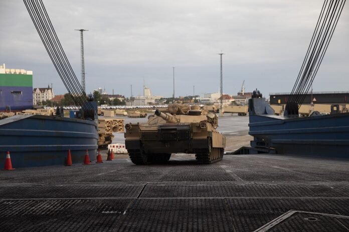 Ein Kampfpanzer der amerikanischen 1st Armored Division verlässt als Teil der Operation Atlantic Resolve 2023 in Bremerhaven das Transportschiff.
