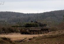 Daumen hoch für erheblich mehr Panzer: ein Leopard 2 A7 der Bundeswehr während der Übung Allied Spirit 24 in Hohenfels.