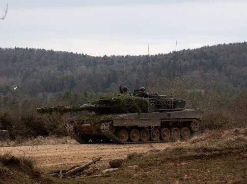 Daumen hoch für erheblich mehr Panzer: ein Leopard 2 A7 der Bundeswehr während der Übung Allied Spirit 24 in Hohenfels.
