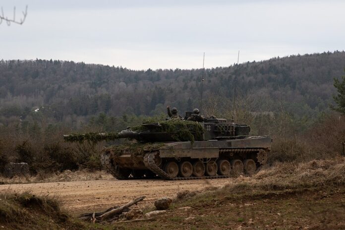 Daumen hoch für erheblich mehr Panzer: ein Leopard 2 A7 der Bundeswehr während der Übung Allied Spirit 24 in Hohenfels.