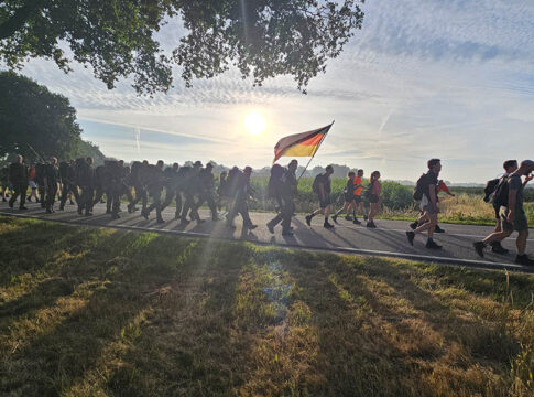 Stimmung auf den letzten Kilometern der 4Daagse im niederländischen Nimwegen. (Foto ©Bundeswehr / Tappeser)