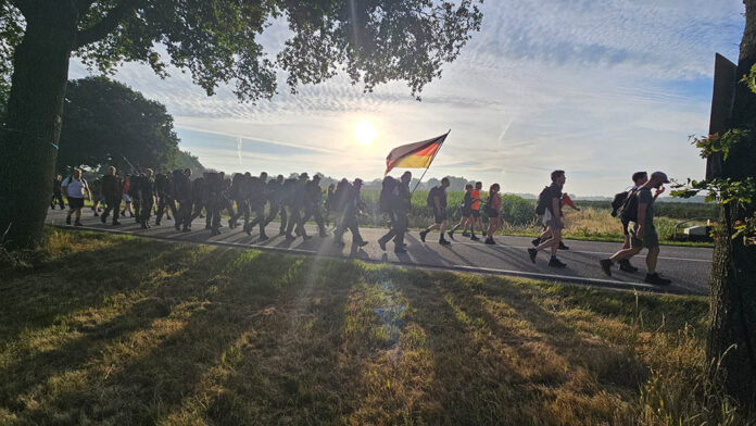 Stimmung auf den letzten Kilometern der 4Daagse im niederländischen Nimwegen. (Foto ©Bundeswehr / Tappeser)
