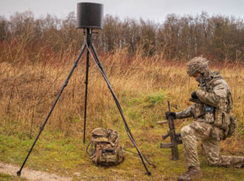 L3Harris stellte Soldaten in VANAHEIM seine CORVUS-RAVEN-Technologie zur Bekämpfung kleiner Drohnen zur Verfügung und demonstrierte damit deren Fähigkeiten zur passiven Signalerkennung, zur Verbesserung der Lageerkennung und zur Bekämpfung von Störsignalen. (Alle Fotos: UK MoD)