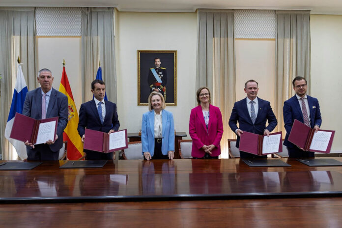 Unterzeichnung der Absichtserklärung im Beisein der spanischen Verteidigungsministerin Margarita Robles. (Foto: Indra)