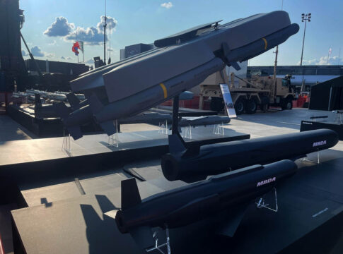 Unten der Remote Carrier Light RC (vorne) und der Remote Carrier Medium RC von MBDA Deutschland. Auch diese könnten unter bestimmten Umständen vom Boden aus eingesetzt werden. (Foto: AF)