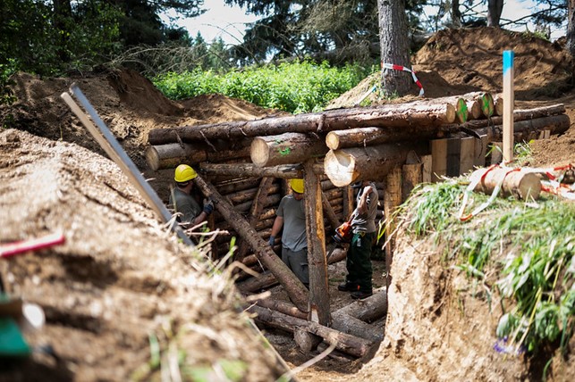 Vergleich zwischen der alten, traditionellen Bauweise mit Holz, die arbeits- und zeitintensiv ist … 