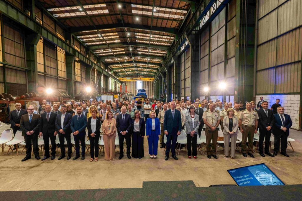 Spanische Indra übernimmt Militärfahrzeugwerk Duro Felguera 2 Zeremonie bei der Übergabe des Werks durch Indra.