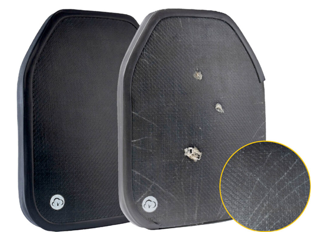Ballistische Schutzplatten mit Crack Detection 2 Der patentierte Sichteffekt: Zur Anwendung geeignet (links), sollte zum Überprüfen und ggf. Aussortieren / Aufarbeiten an den Hersteller zurück (rechts). Die rechte Platte zeigt neben Rissen auch Schusstreffer. Im Kreis eine Vergrößerung der Crack Detection. (Grafik: Busch)